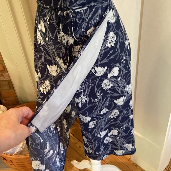 Leith Navy and White Floral Short Sleeve MIDI Wrap Dress Size Small - Picture 5 of 10